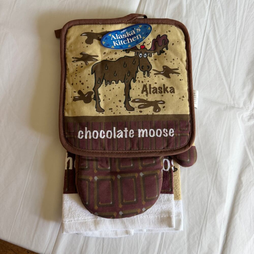 Alaska Souvenir "Chocolate Moose" NWT Oven Mitts & Towel Set Quirky Funny Home